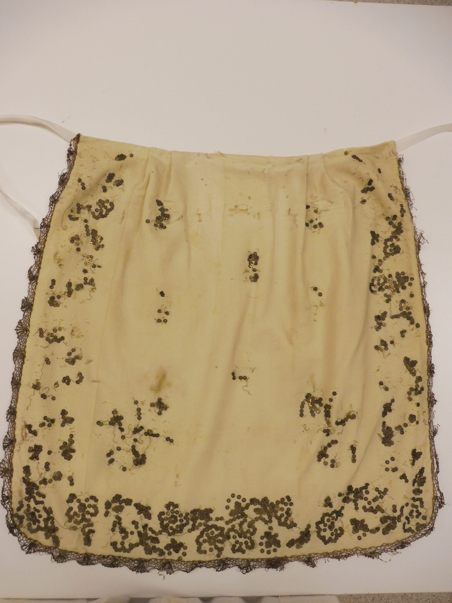 Restauradora y Conservadora de Patrimonio, en Beca de Colaboración en el I.U.P.V de Restauración de Patrimonio